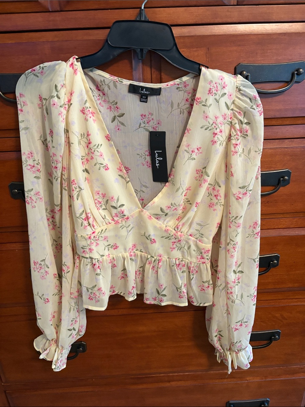 Lulu's Cream Blush Floral V‑Neck Ruffle Peplum Blouse